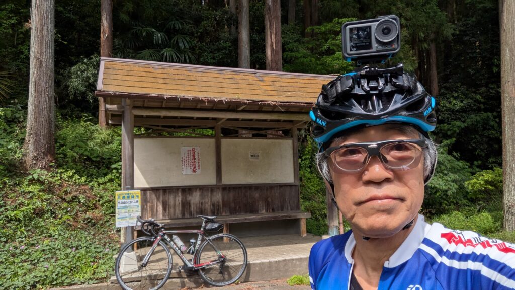 弓立山入口のバス停で休憩