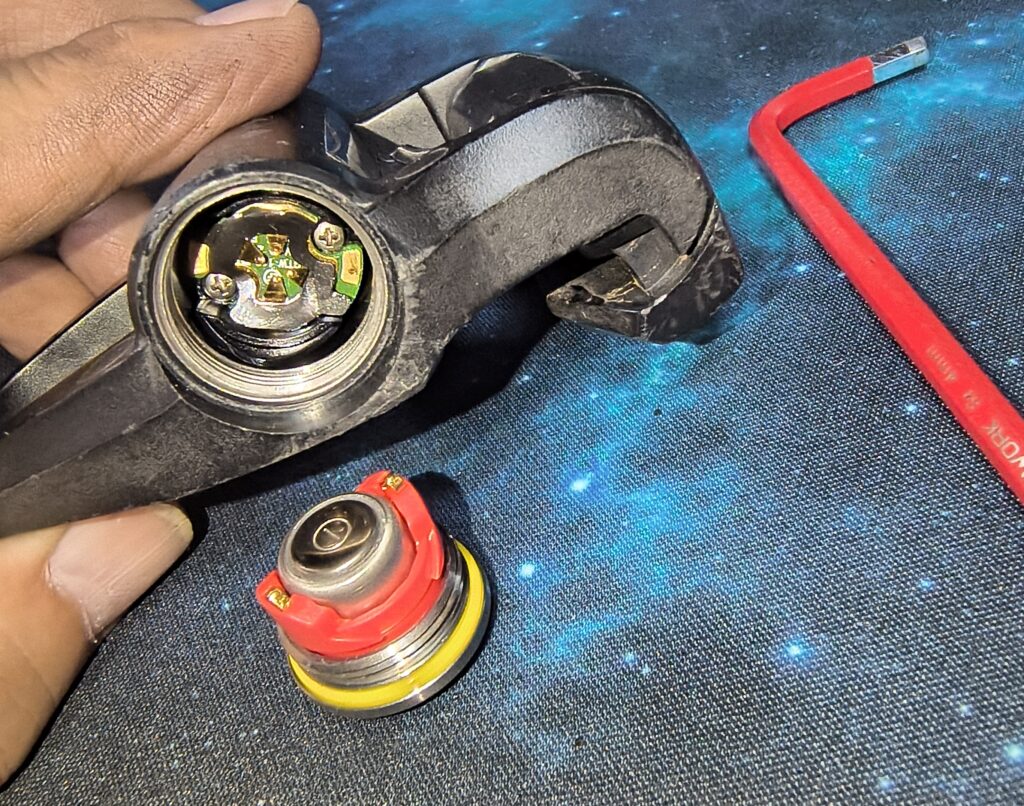 まず、電池ボックスを外す