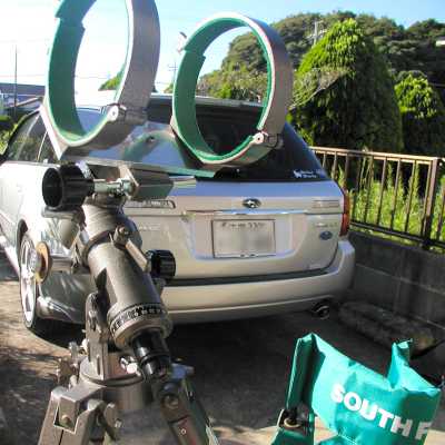 庭で天体望遠鏡の組み立てです
