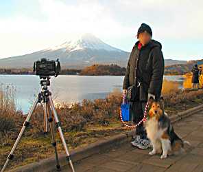 湖畔で記念撮影
