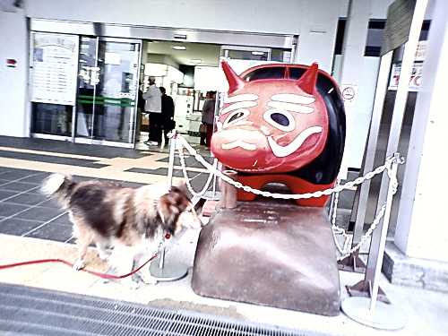 駅の赤ベコ