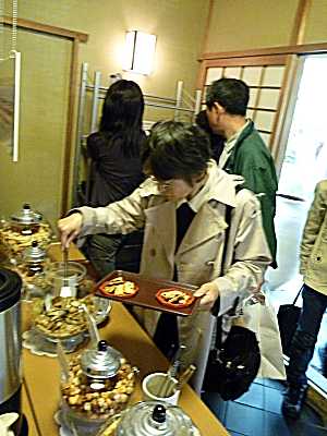 皆はお煎餅食べてる間