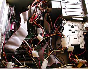 今までのPCの側板を外しました
