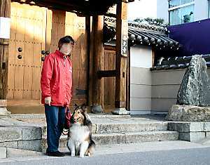 西光寺の前で