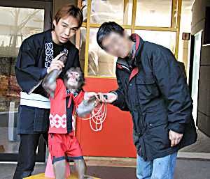 勇次君と握手