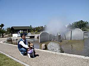 垂水の公園で休憩中。ウィングは噴水を怖がってます